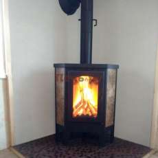 Недорогая печь-камин Бавария Эко угловая с плитой одна конфорка фото в интерьере в Орше