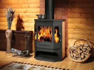 Стальной камин с дровницей Бавария призматик с плитой фото в интерьере в Орше