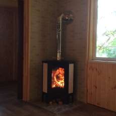 Стальной камин с большим стеклом Бавария угловая Амазонка бай фото в интерьере в Орше