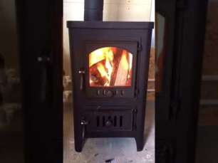 Чугунный недорогой камин со стеклом Бавария Оптима Чугун с плитой фото в интерьере в Орше