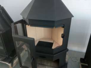 Стальной камин Бавария Мюнхен со стеклом угловой чёрный (без перемычки) фото купить в Орше