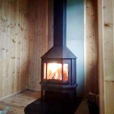 Стальной камин со стеклом Мюнхен угловой чёрный фото в интерьере в Орше