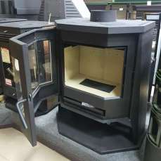 Стальной камин с шамотом Бавария панорама призма с плитой в интерьере фото в Орше