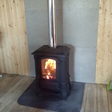 Печь-камин чугунный FireWay Bruno в интерьере чёрный Амазонка бай фото в Орше