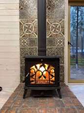 Печь-камин чугунный FireWay Demetra в интерьере Амазонка бай фото в Орше