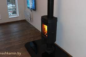 Печь-камин чугунный Invicta Mesnil в интерьере Амазонка бай фото в Орше