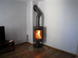 Печь-камин чугунный Invicta Alios в интерьере Амазонка бай фото в Орше