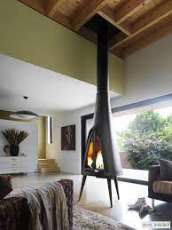 Печь-камин чугунный Invicta Pow-Wow в интерьере Амазонка бай фото в Орше